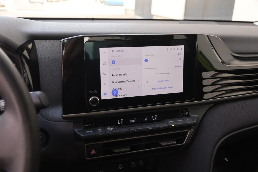 Toyota Camry Vehicle Full-screen Gallery Image 15