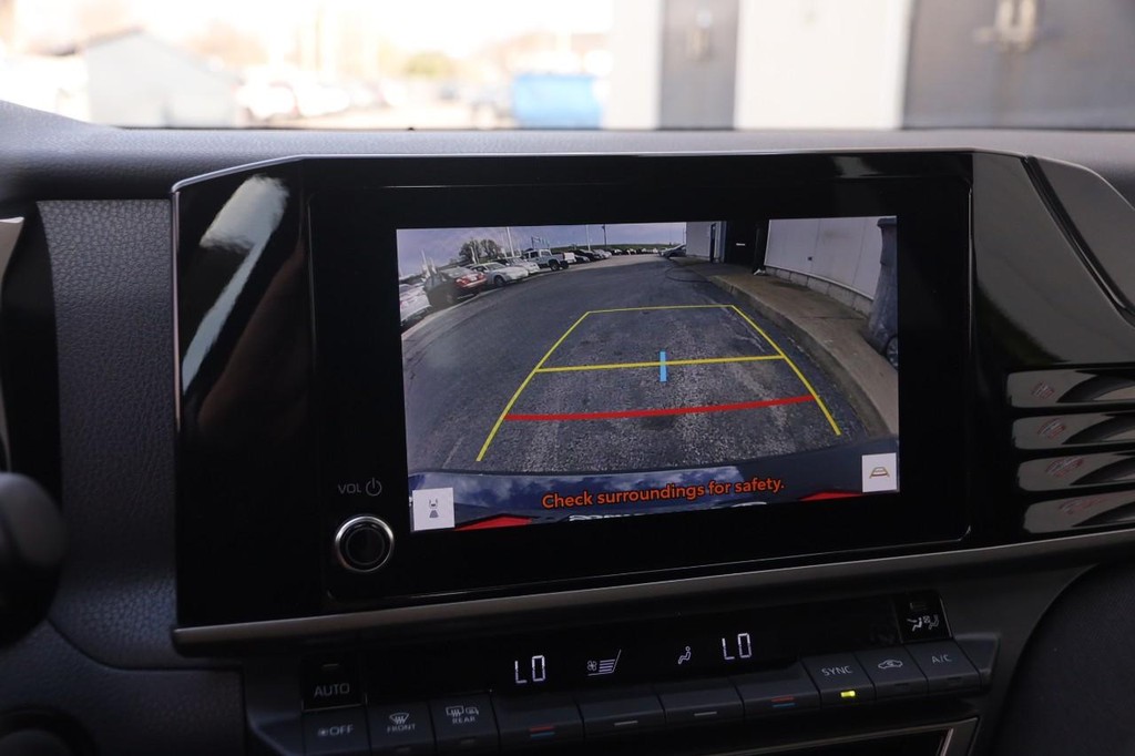 Toyota Camry Vehicle Full-screen Gallery Image 16