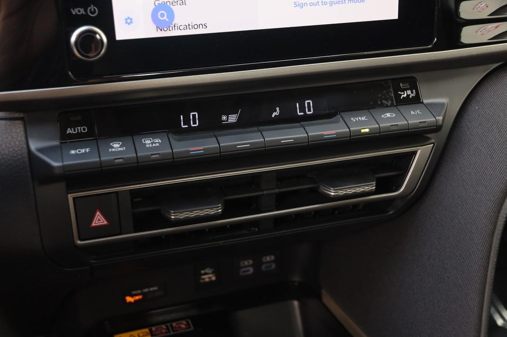 Toyota Camry Vehicle Full-screen Gallery Image 17