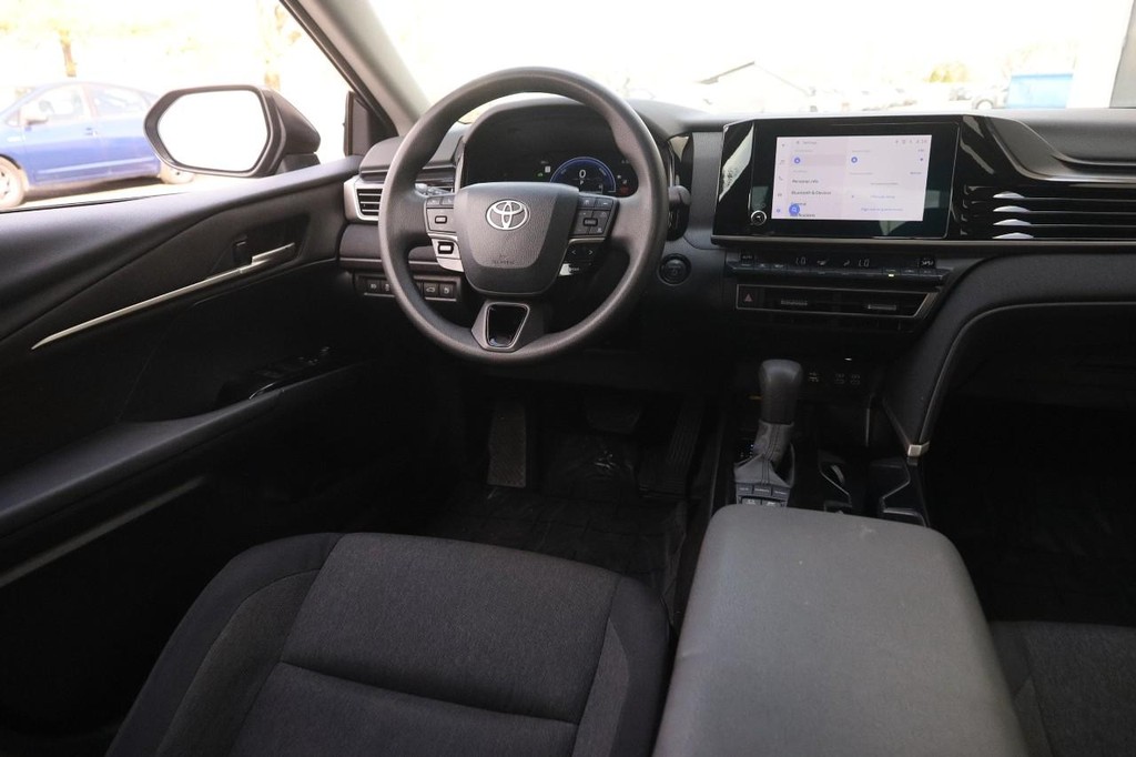Toyota Camry Vehicle Full-screen Gallery Image 22
