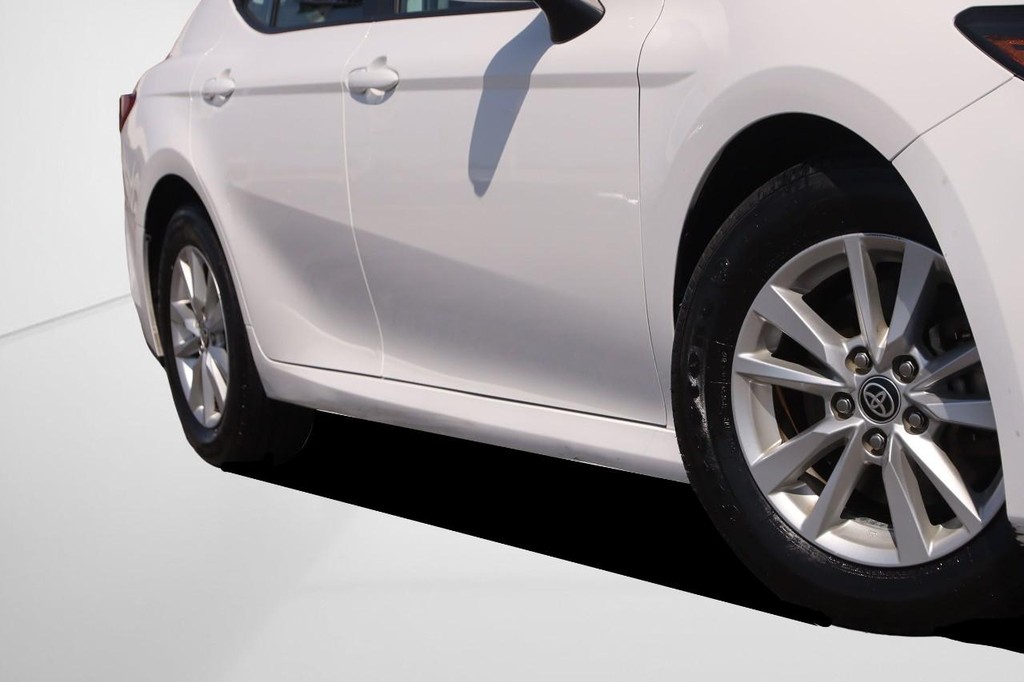 Toyota Camry Vehicle Full-screen Gallery Image 3