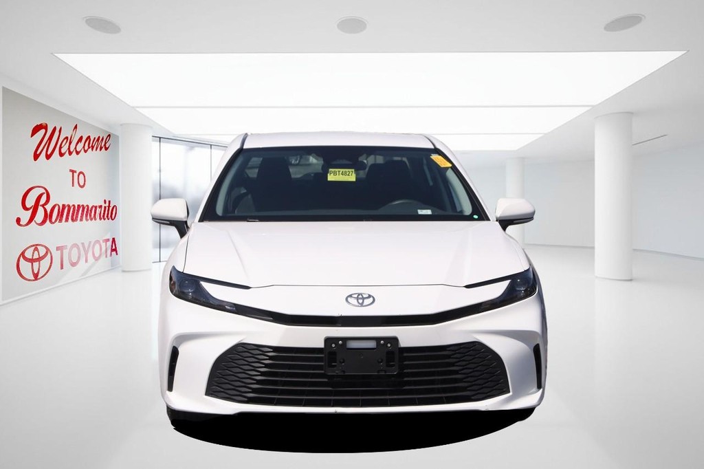 Toyota Camry Vehicle Full-screen Gallery Image 4