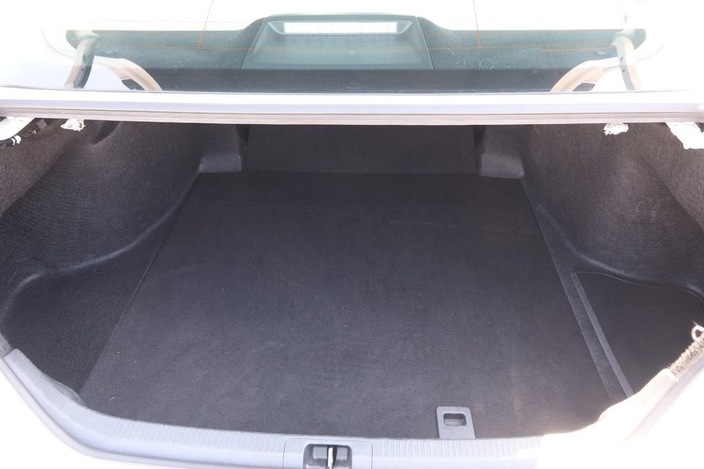 Toyota Camry Vehicle Full-screen Gallery Image 7