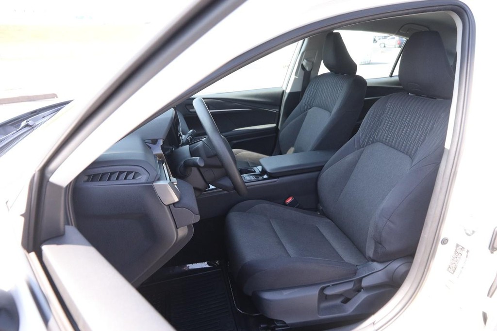 Toyota Camry Vehicle Full-screen Gallery Image 8