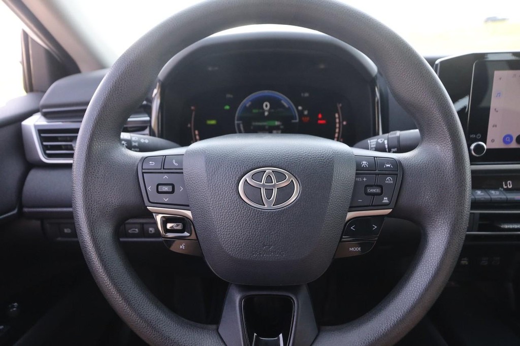 Toyota Camry Vehicle Full-screen Gallery Image 10