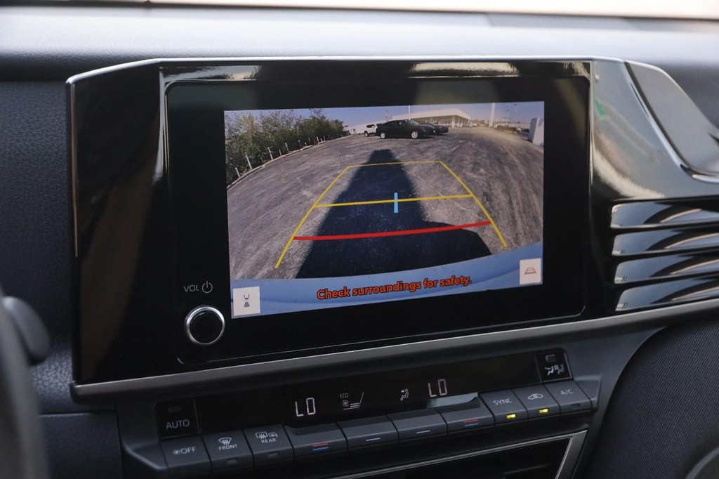 Toyota Camry Vehicle Full-screen Gallery Image 16