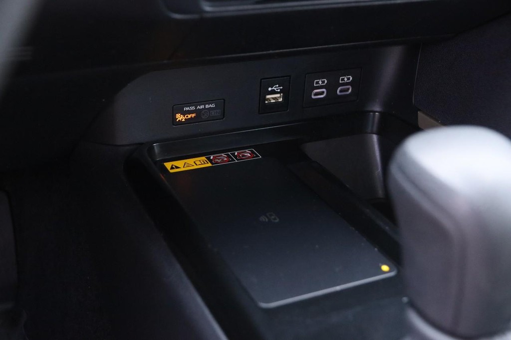 Toyota Camry Vehicle Full-screen Gallery Image 18