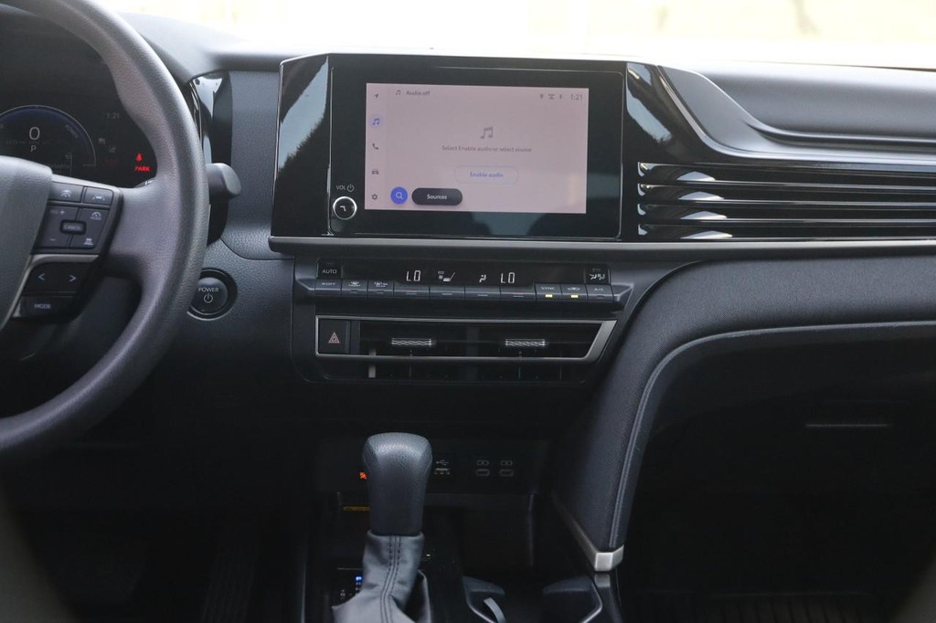 Toyota Camry Vehicle Full-screen Gallery Image 24