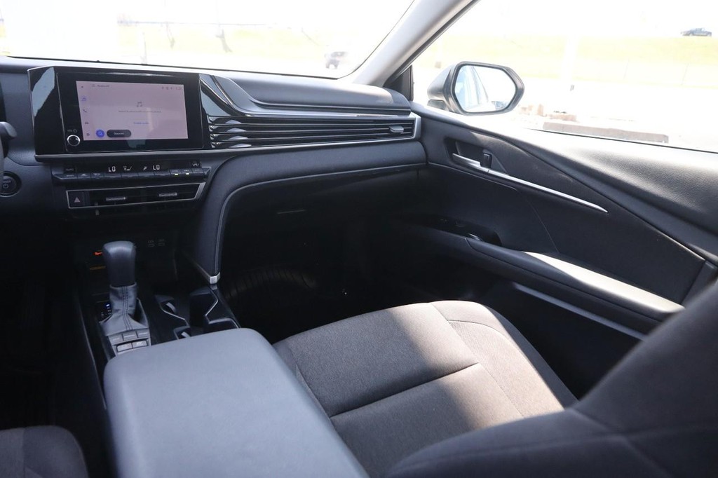 Toyota Camry Vehicle Full-screen Gallery Image 25