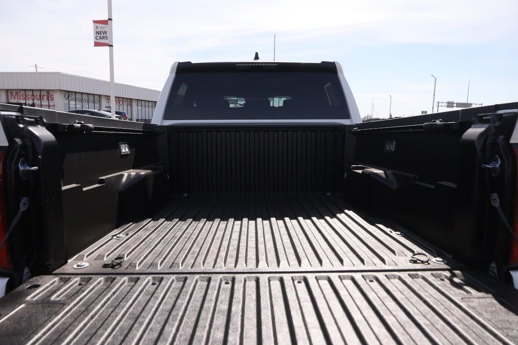 Toyota Tacoma 2WD Vehicle Full-screen Gallery Image 7