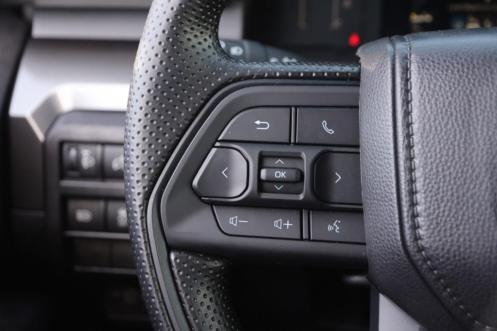 Toyota Tacoma 2WD Vehicle Full-screen Gallery Image 11