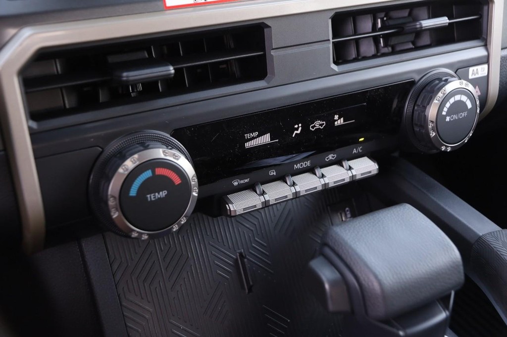 Toyota Tacoma 2WD Vehicle Full-screen Gallery Image 18