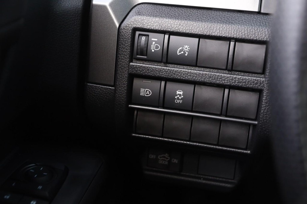 Toyota Tacoma 2WD Vehicle Full-screen Gallery Image 20