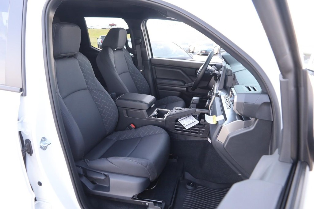 Toyota Tacoma 2WD Vehicle Full-screen Gallery Image 26