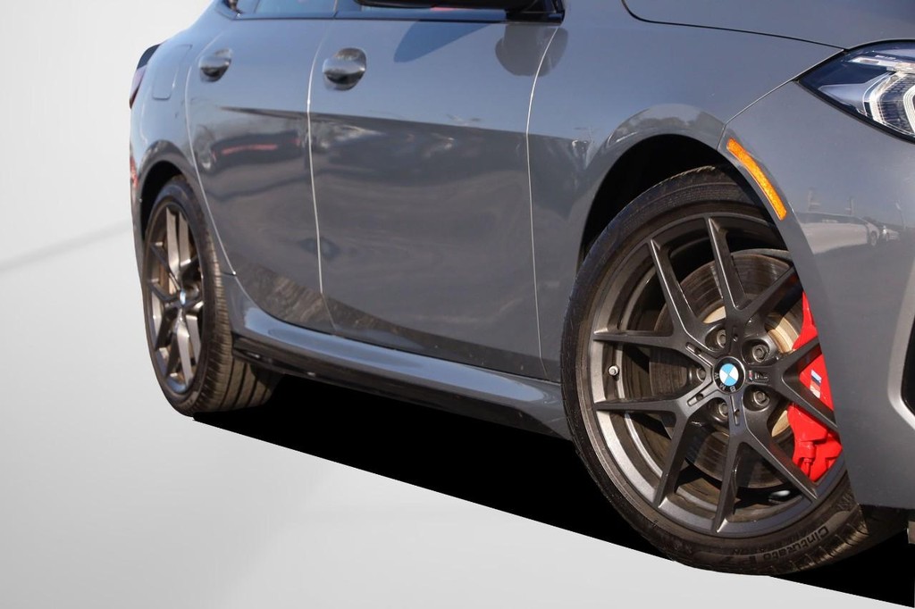 BMW 2 Series Vehicle Full-screen Gallery Image 3