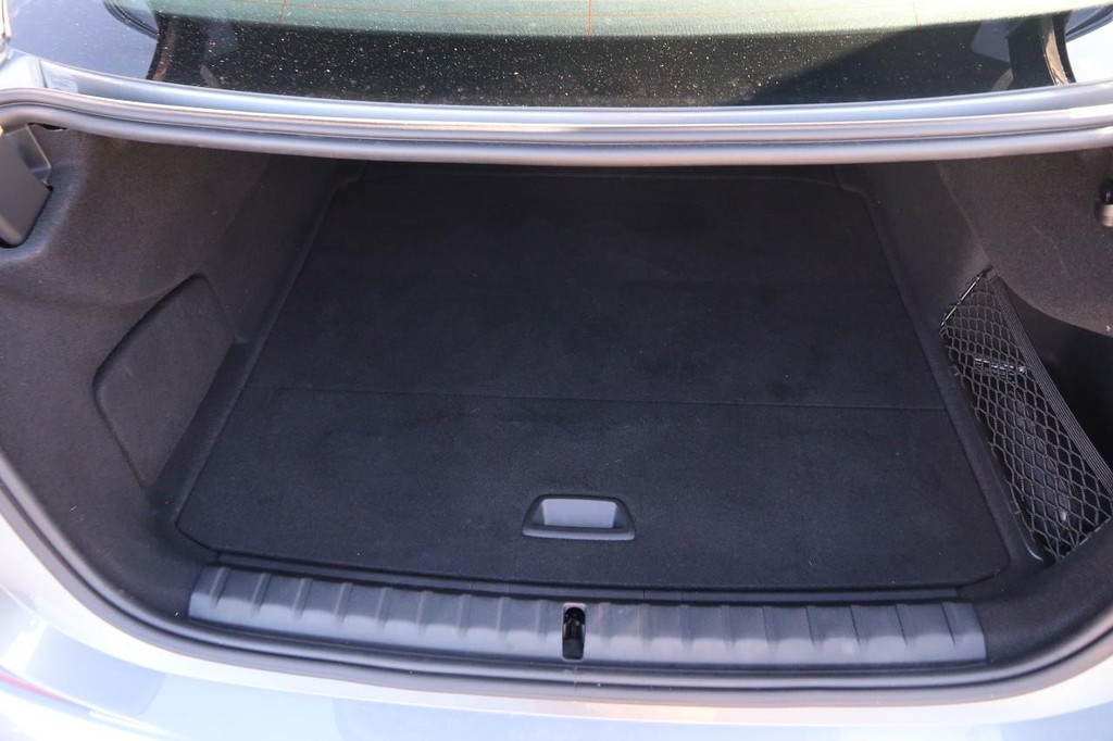 BMW 2 Series Vehicle Full-screen Gallery Image 7