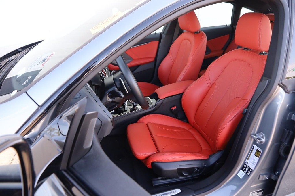 BMW 2 Series Vehicle Full-screen Gallery Image 9