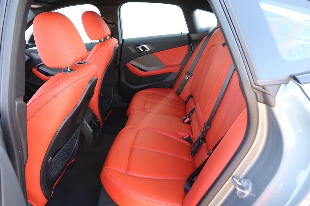 BMW 2 Series Vehicle Full-screen Gallery Image 10
