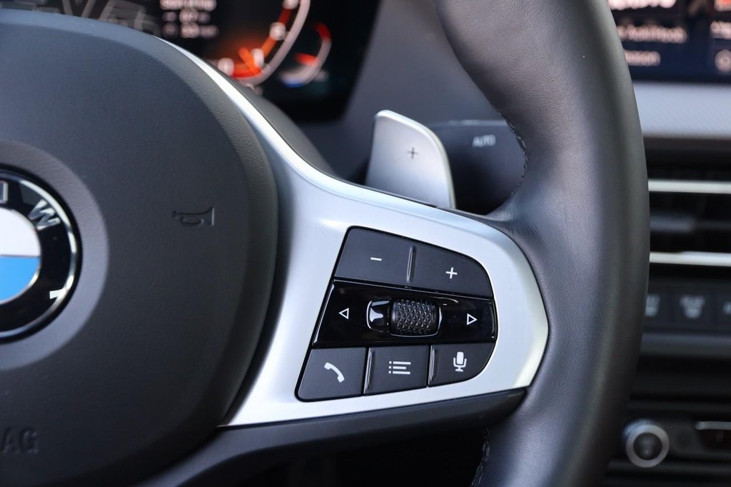 BMW 2 Series Vehicle Full-screen Gallery Image 13