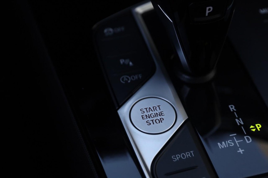 BMW 2 Series Vehicle Full-screen Gallery Image 14