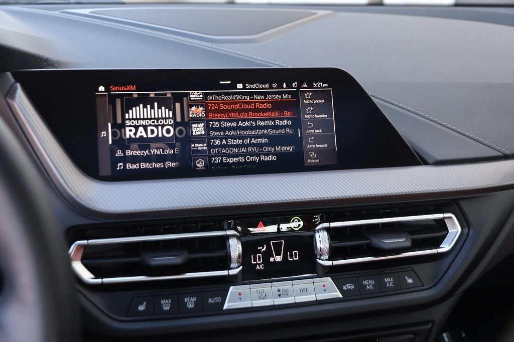 BMW 2 Series Vehicle Full-screen Gallery Image 15