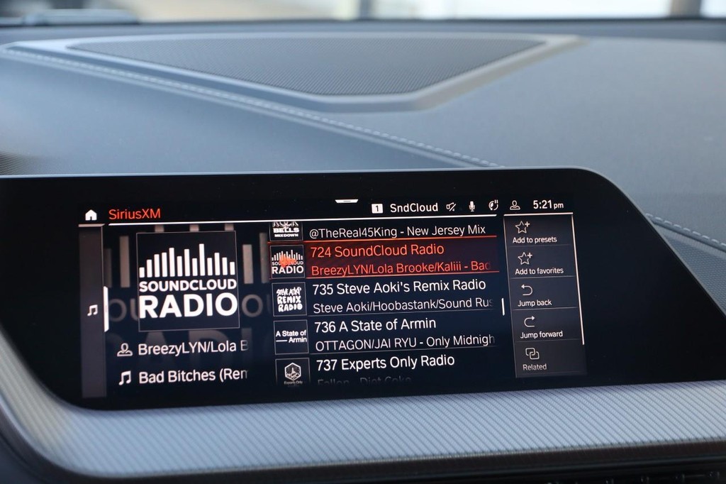 BMW 2 Series Vehicle Full-screen Gallery Image 16