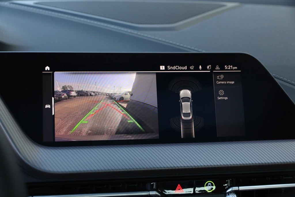 BMW 2 Series Vehicle Full-screen Gallery Image 17