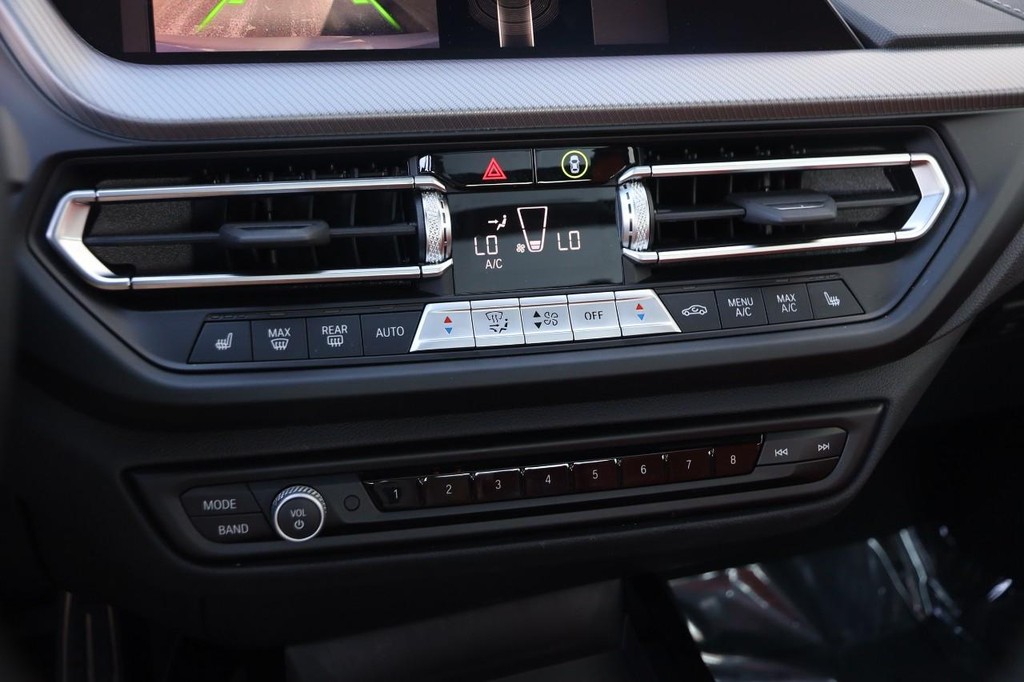 BMW 2 Series Vehicle Full-screen Gallery Image 18