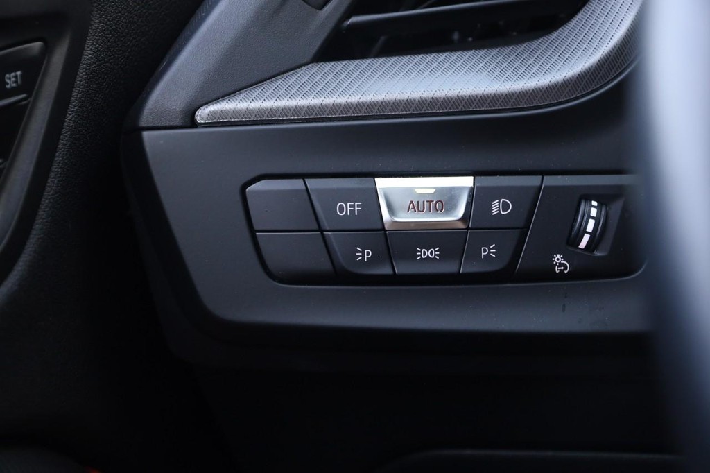 BMW 2 Series Vehicle Full-screen Gallery Image 19