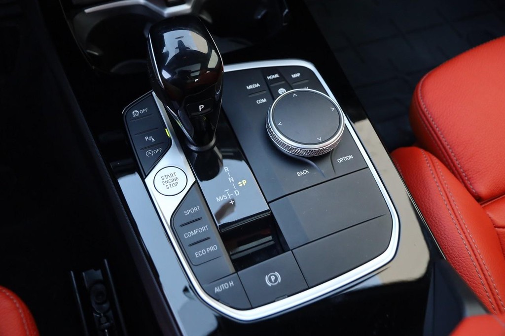 BMW 2 Series Vehicle Full-screen Gallery Image 20