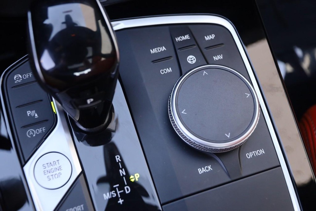 BMW 2 Series Vehicle Full-screen Gallery Image 21