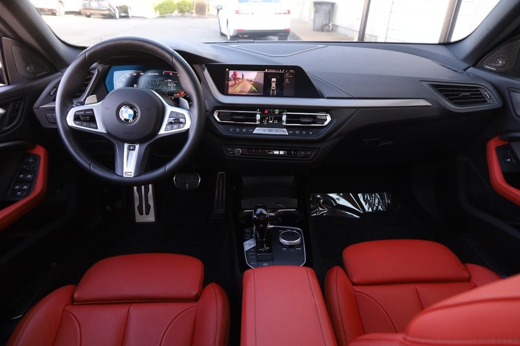 BMW 2 Series Vehicle Full-screen Gallery Image 22