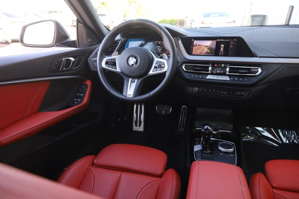 BMW 2 Series Vehicle Full-screen Gallery Image 23