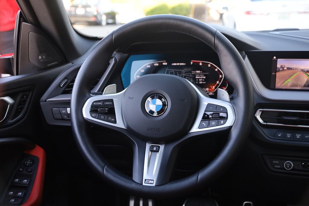 BMW 2 Series Vehicle Full-screen Gallery Image 24