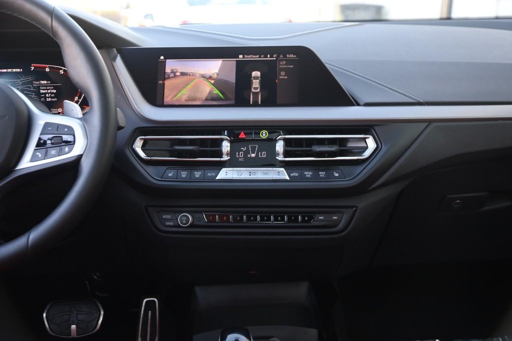 BMW 2 Series Vehicle Full-screen Gallery Image 25