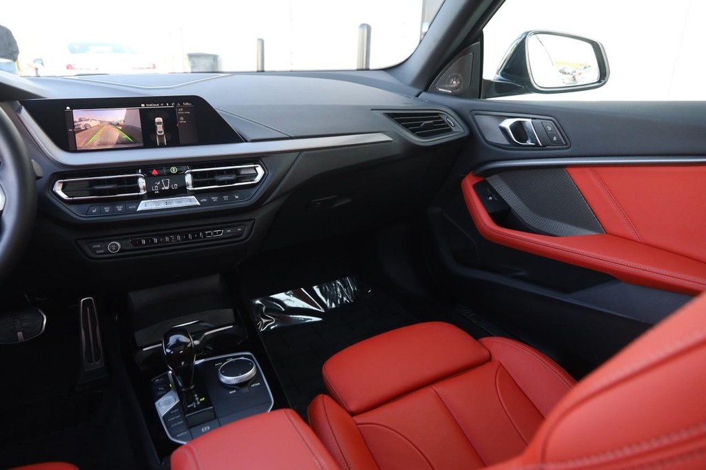 BMW 2 Series Vehicle Full-screen Gallery Image 26