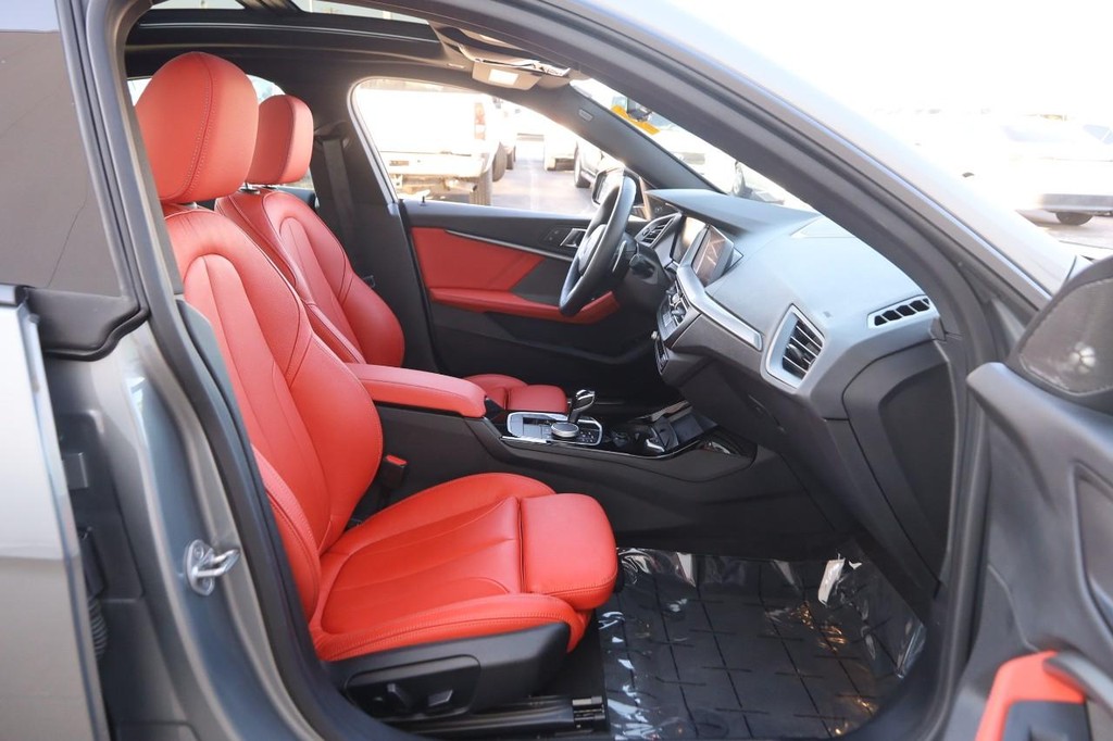 BMW 2 Series Vehicle Full-screen Gallery Image 27