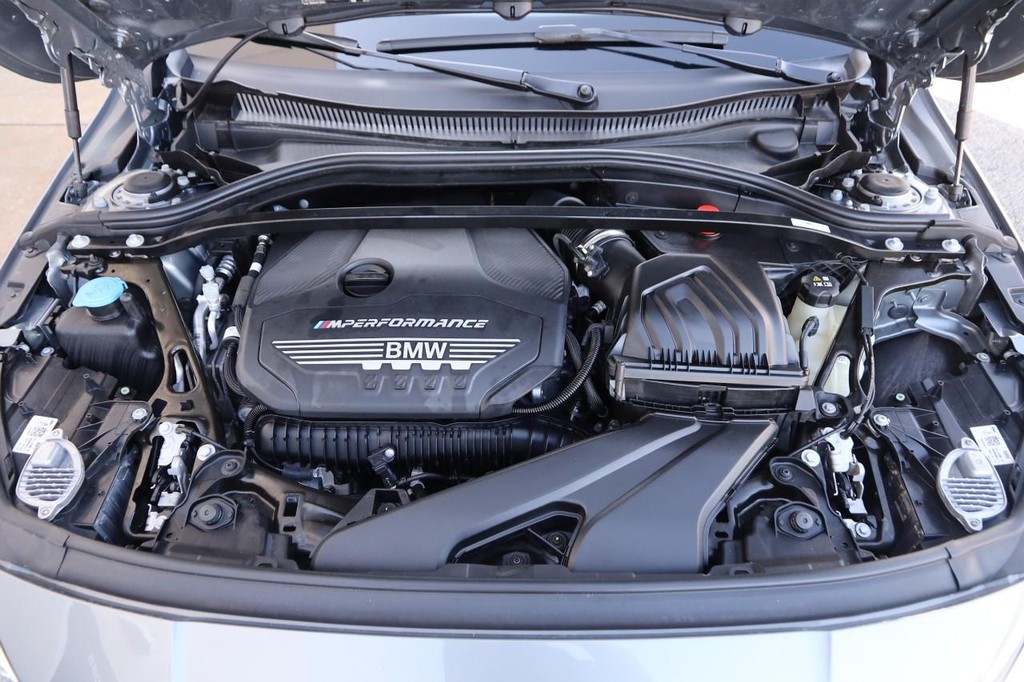 BMW 2 Series Vehicle Full-screen Gallery Image 28