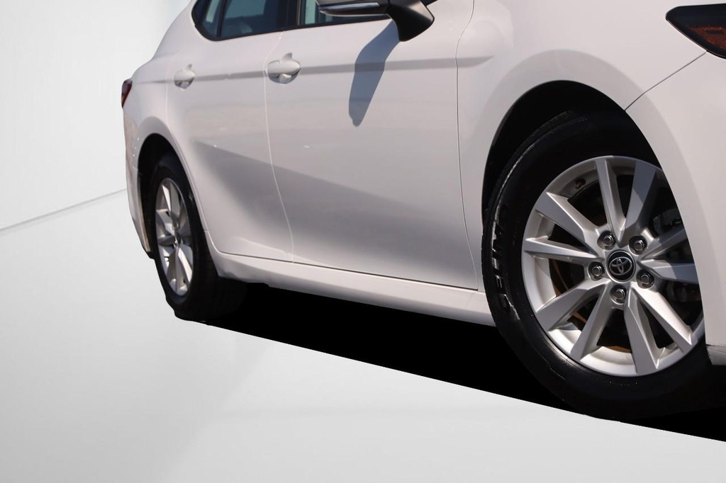 Toyota Camry Vehicle Full-screen Gallery Image 4