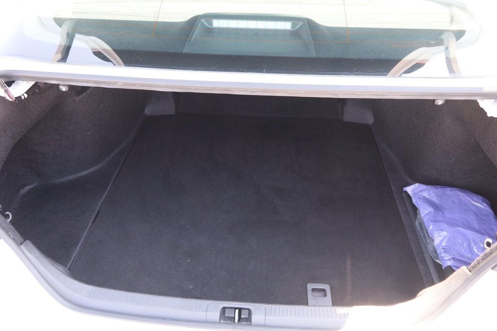 Toyota Camry Vehicle Full-screen Gallery Image 7