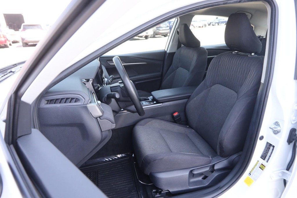 Toyota Camry Vehicle Full-screen Gallery Image 8