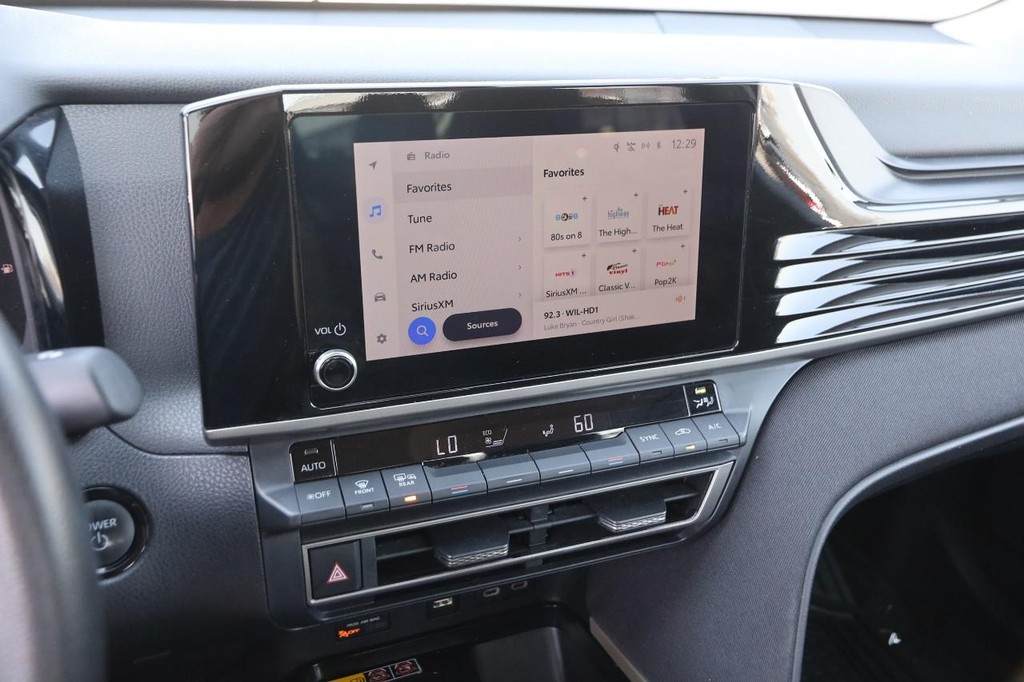 Toyota Camry Vehicle Full-screen Gallery Image 15