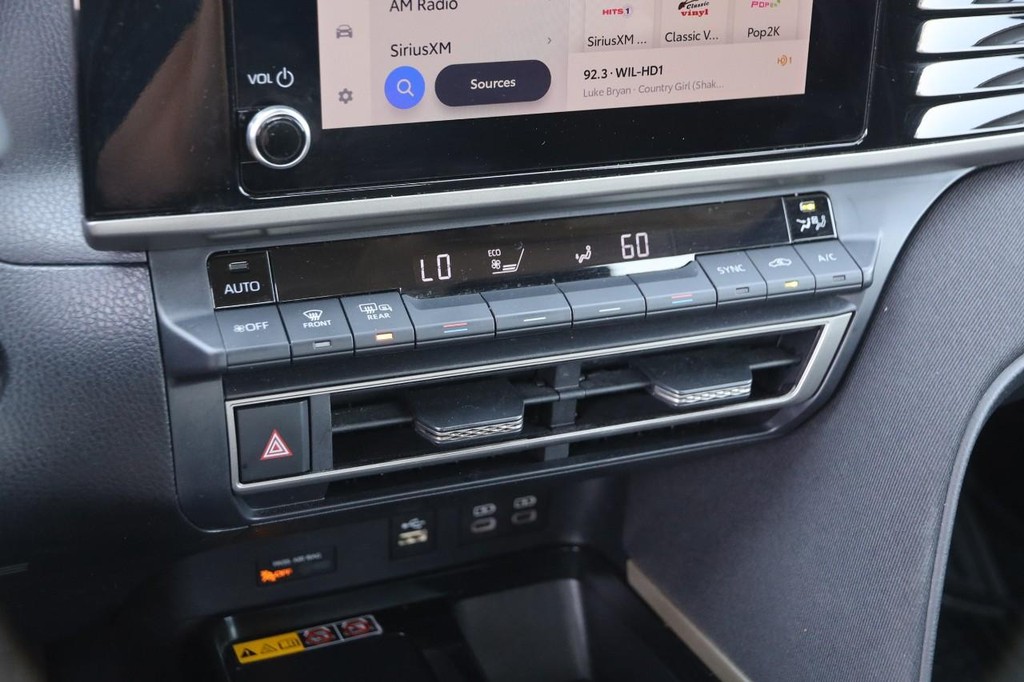 Toyota Camry Vehicle Full-screen Gallery Image 17