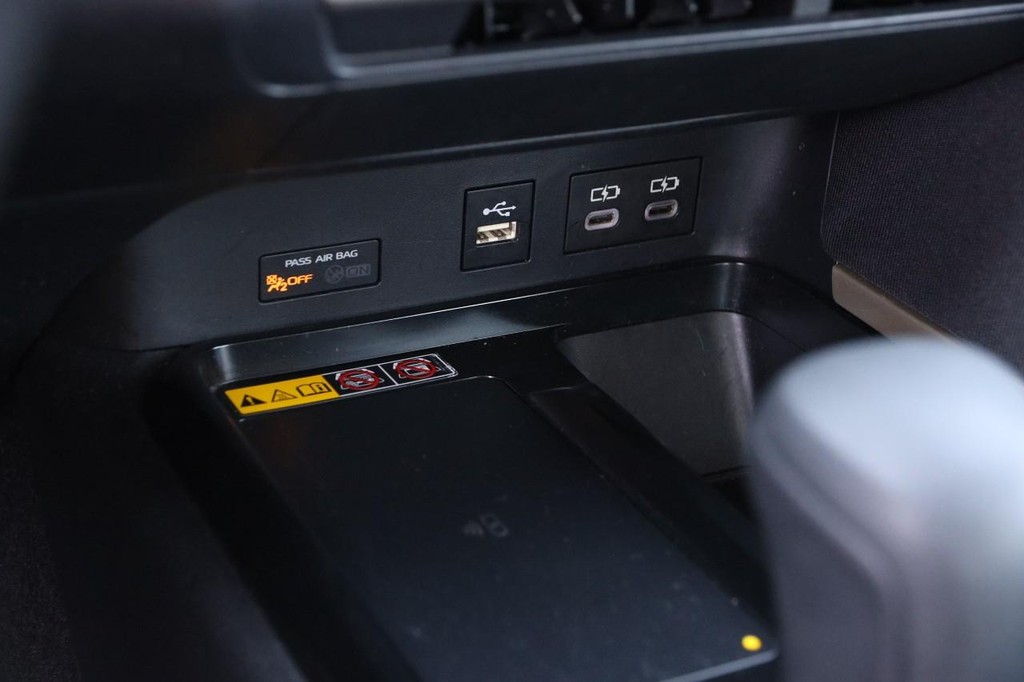 Toyota Camry Vehicle Full-screen Gallery Image 19
