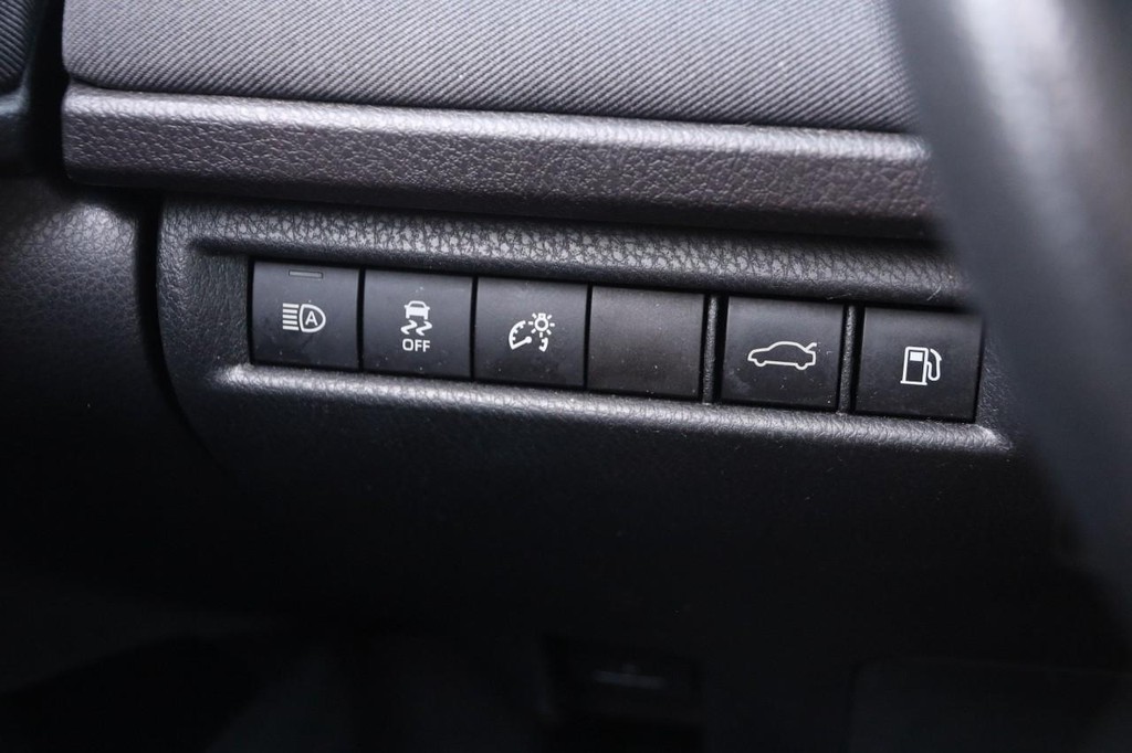 Toyota Camry Vehicle Full-screen Gallery Image 20