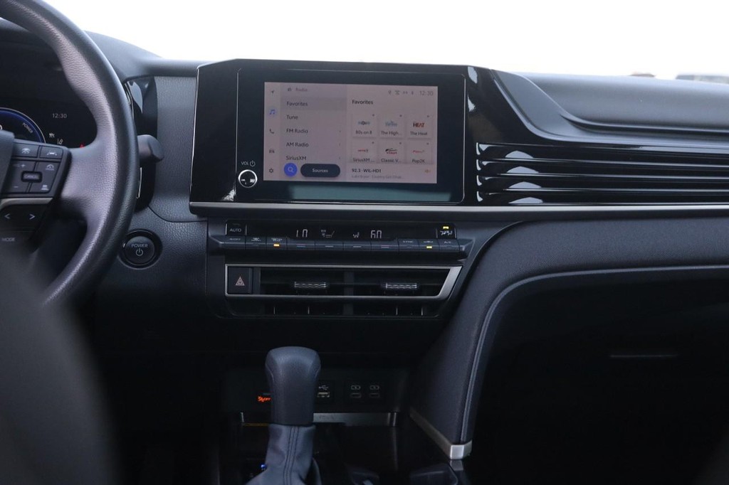 Toyota Camry Vehicle Full-screen Gallery Image 24