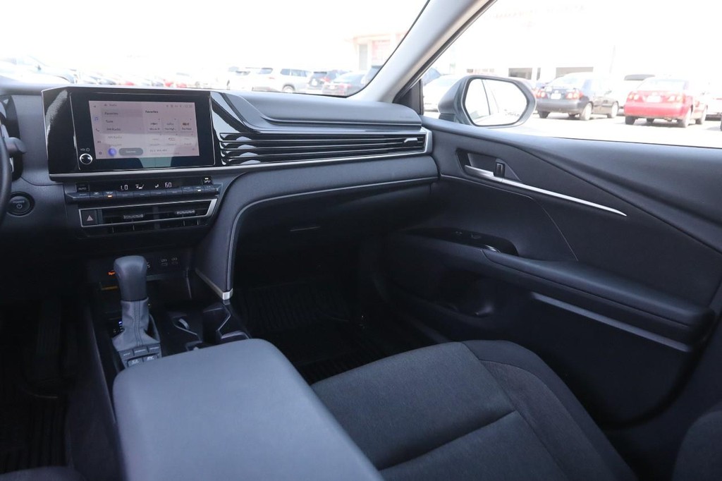Toyota Camry Vehicle Full-screen Gallery Image 25