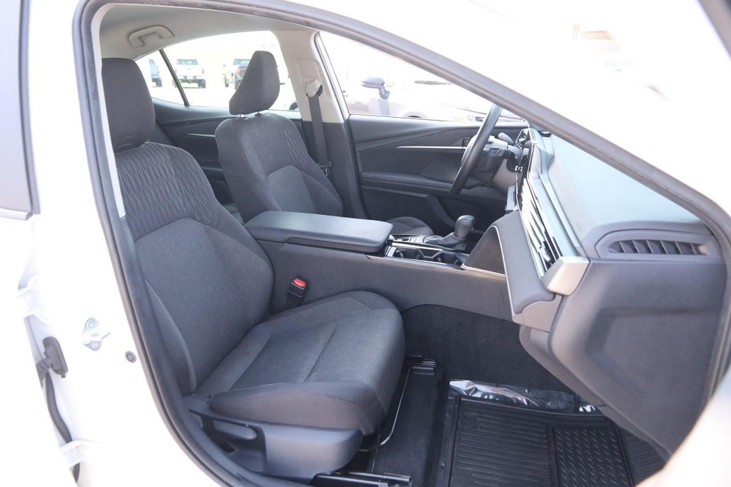 Toyota Camry Vehicle Full-screen Gallery Image 26