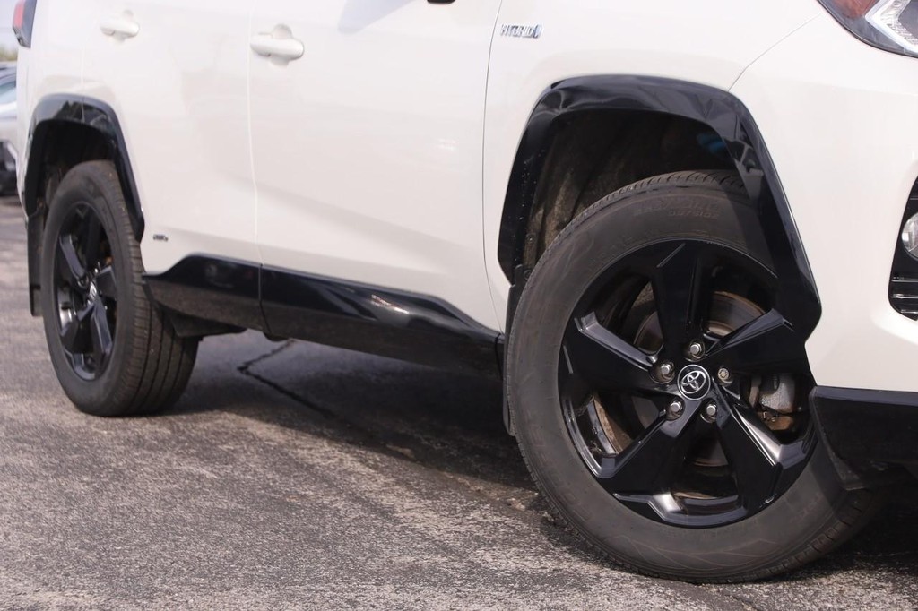 Toyota RAV4 Vehicle Full-screen Gallery Image 3