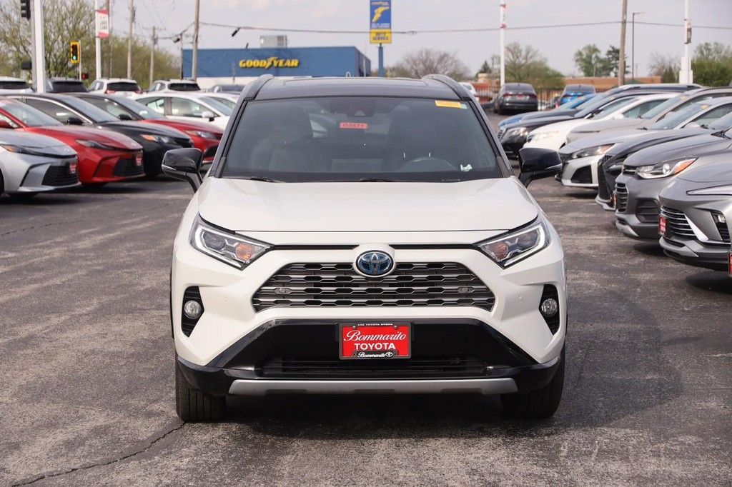 Toyota RAV4 Vehicle Full-screen Gallery Image 4